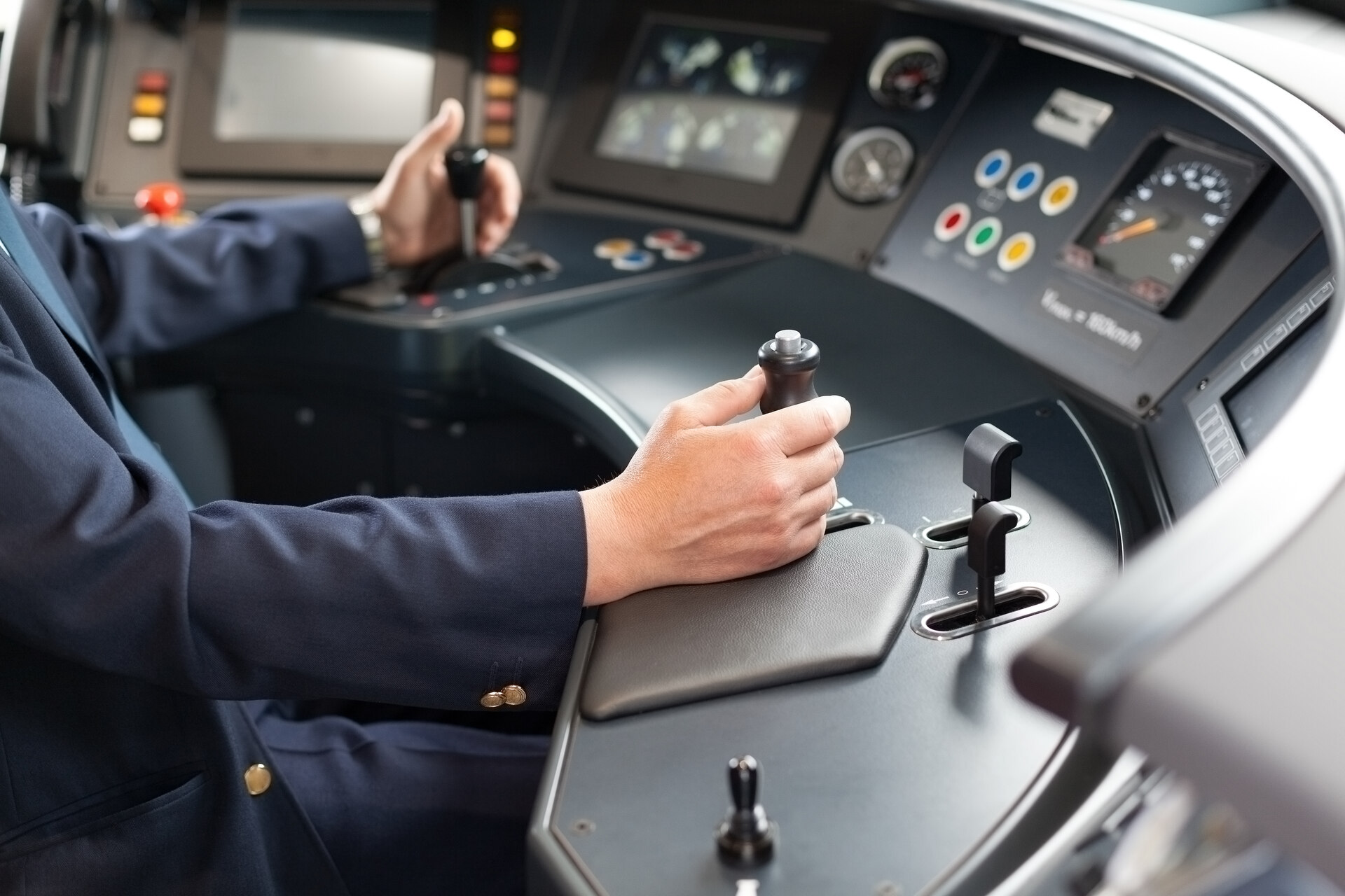 Person bedient Schalthebel in Zug, Vs-rail24