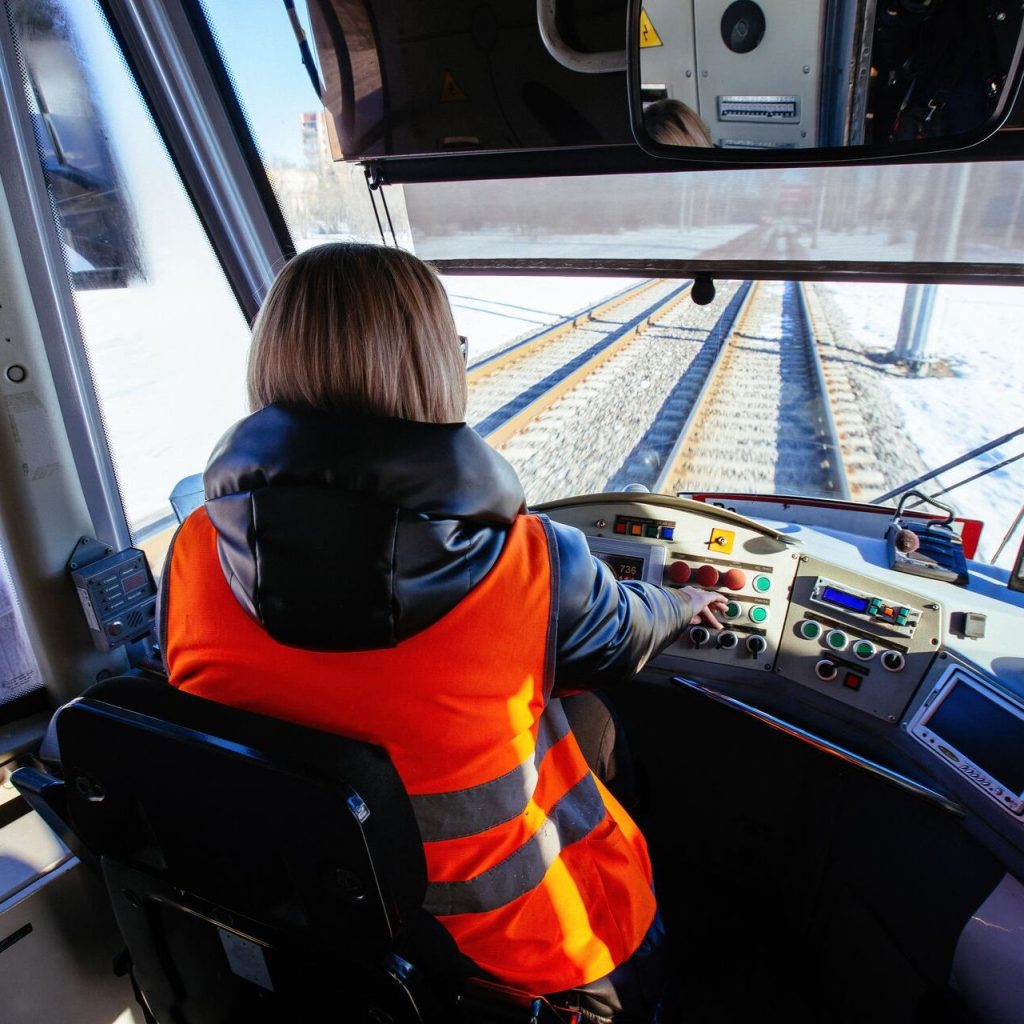 Frau in Cockpit von Zug, Vs-rail24